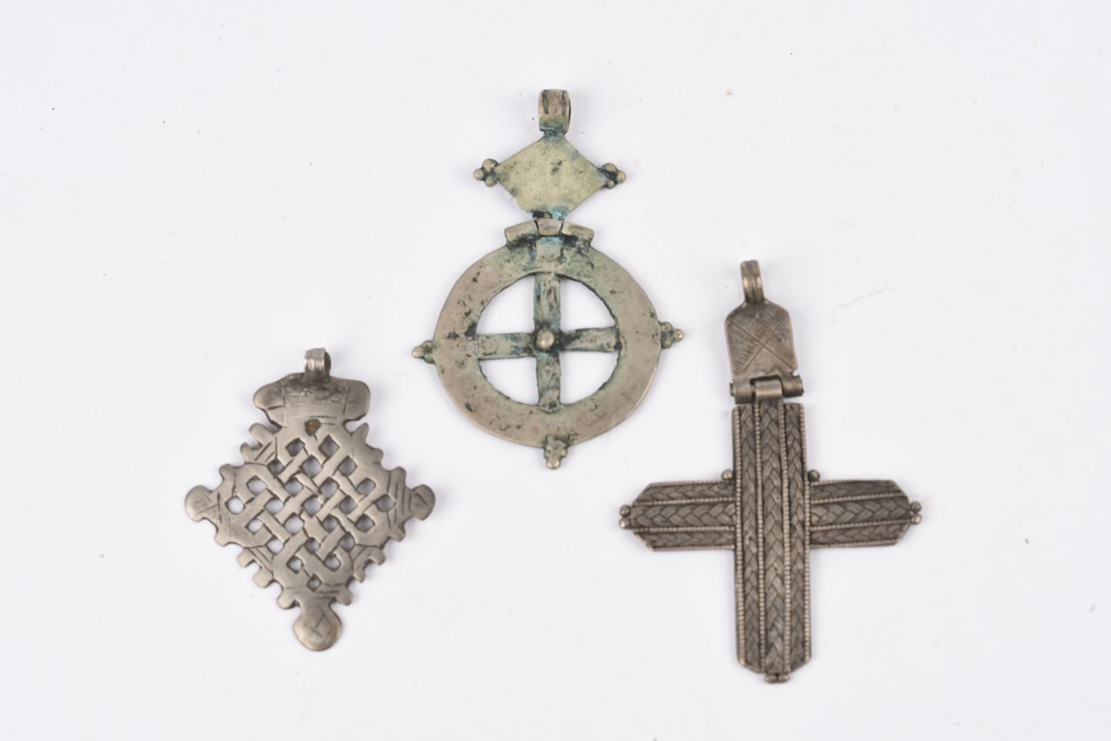 Twenty nine Ethiopian Coptic cross pendants silver coloured metal, one brass, twelve hinged with one - Image 25 of 28