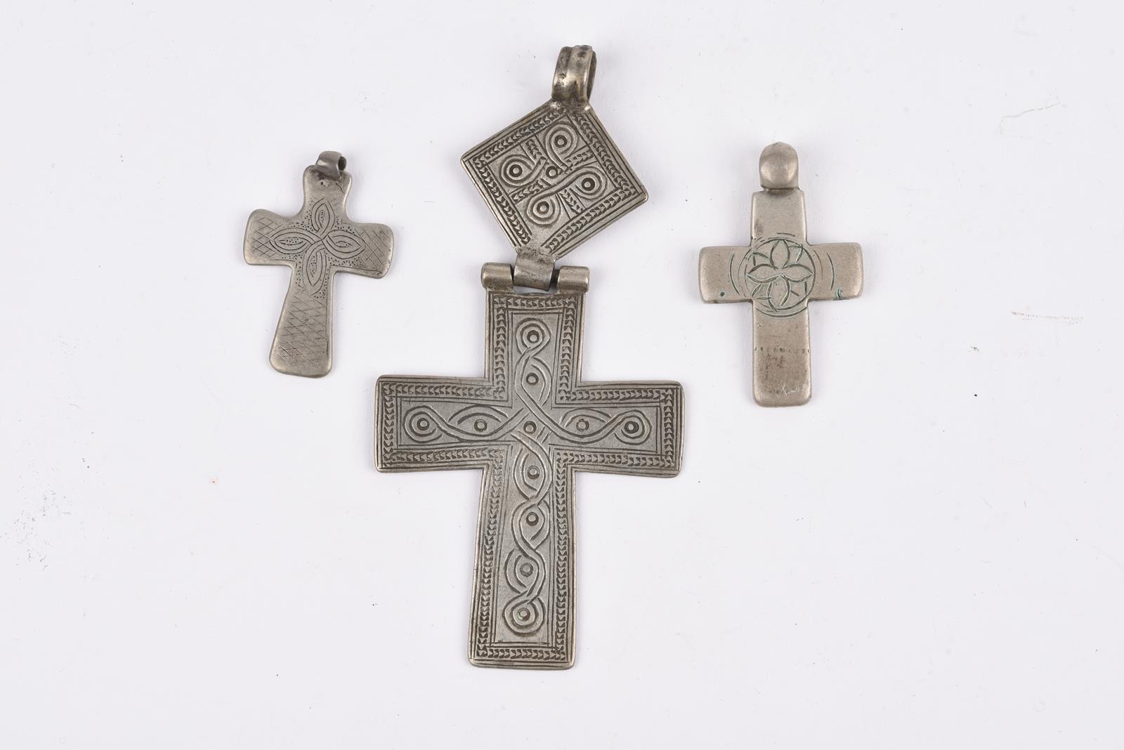 Twenty nine Ethiopian Coptic cross pendants silver coloured metal, one brass, twelve hinged with one - Image 15 of 28
