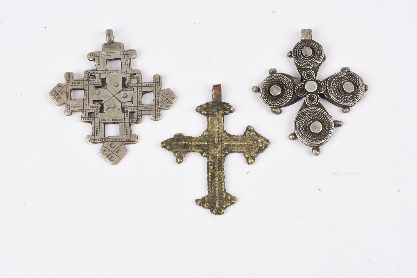 Twenty nine Ethiopian Coptic cross pendants silver coloured metal, one brass, twelve hinged with one - Image 26 of 28