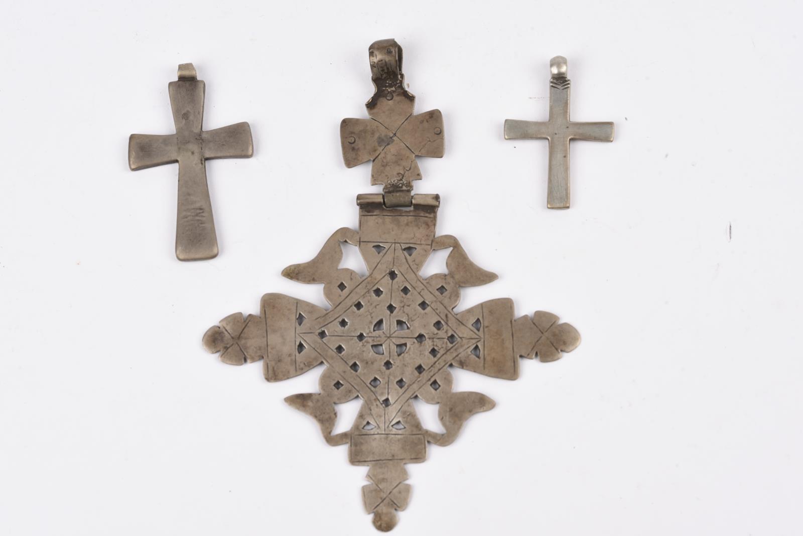Twenty nine Ethiopian Coptic cross pendants silver coloured metal, one brass, twelve hinged with one - Image 17 of 28