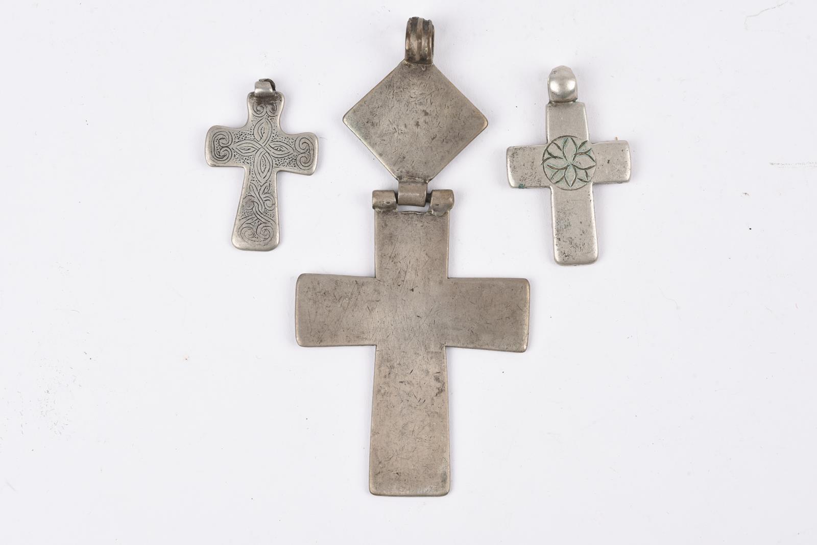 Twenty nine Ethiopian Coptic cross pendants silver coloured metal, one brass, twelve hinged with one - Image 28 of 28