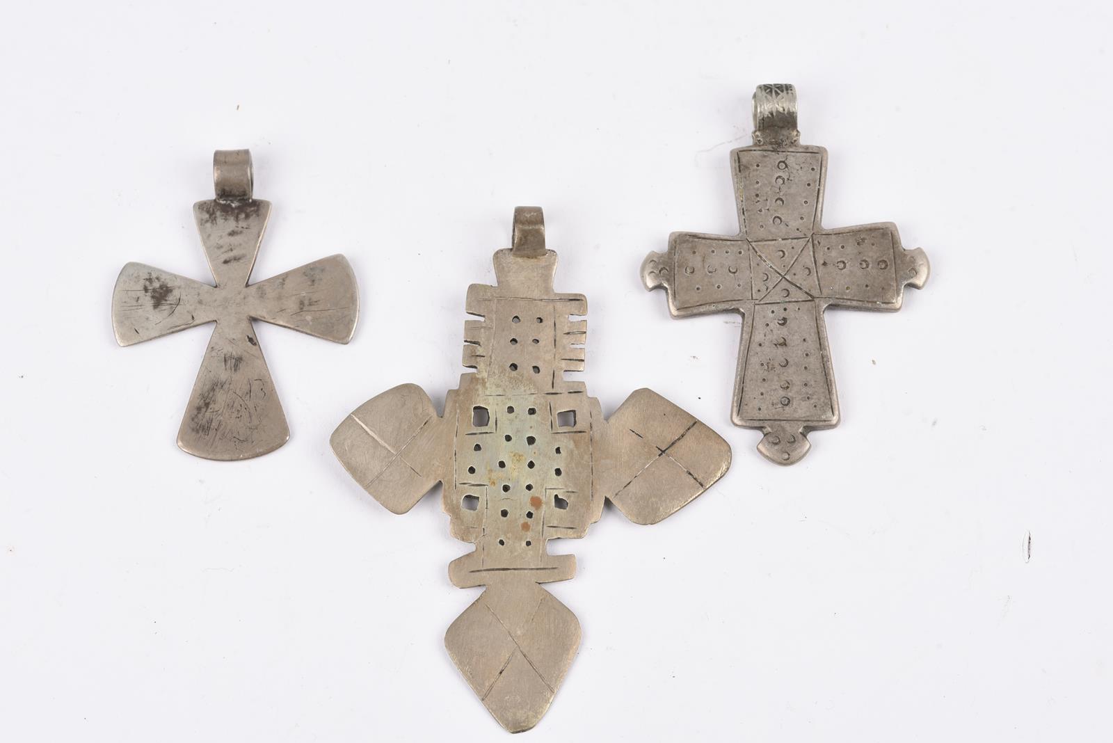 Twenty nine Ethiopian Coptic cross pendants silver coloured metal, one brass, twelve hinged with one - Image 19 of 28