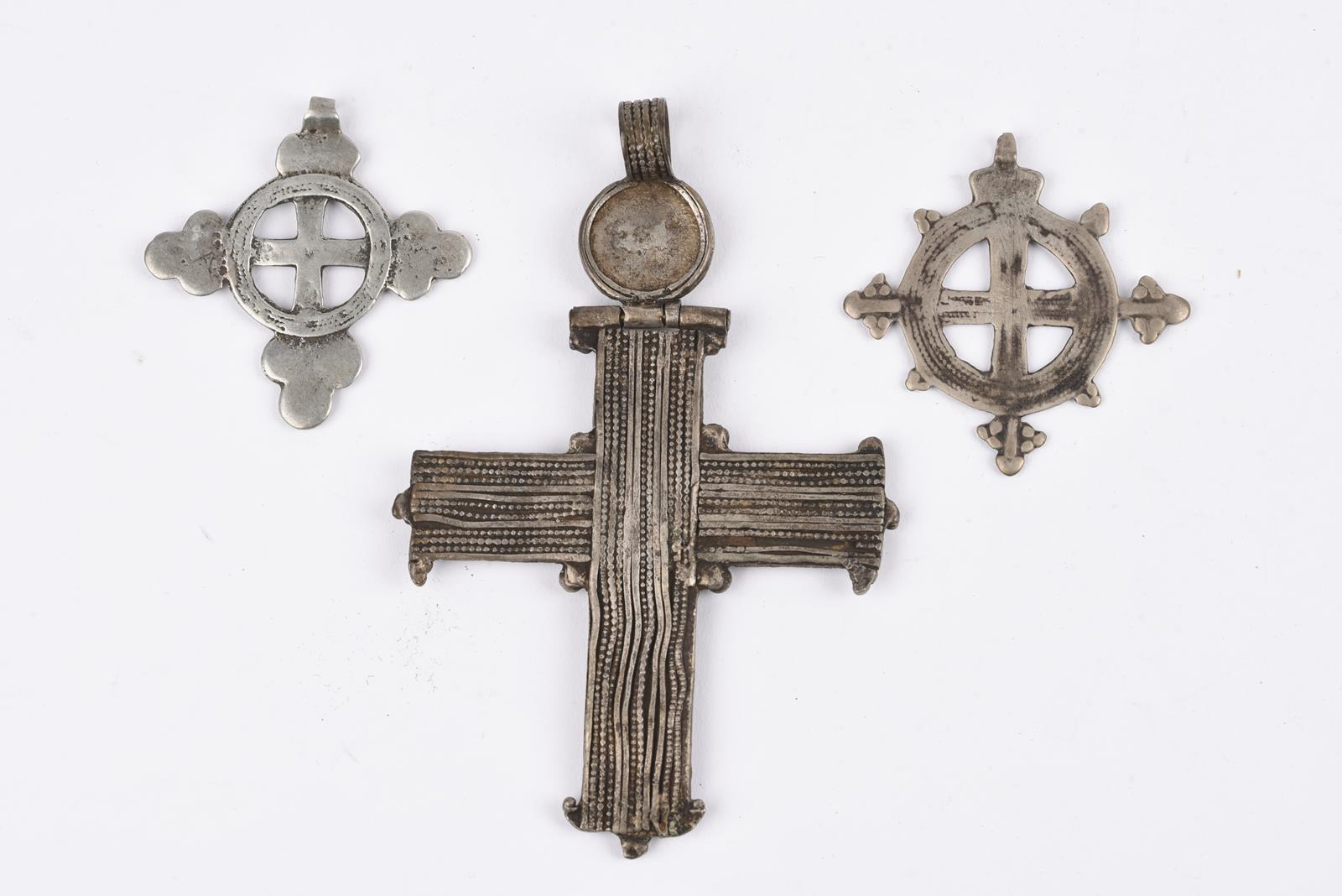 Twenty nine Ethiopian Coptic cross pendants silver coloured metal, one brass, twelve hinged with one - Image 14 of 28