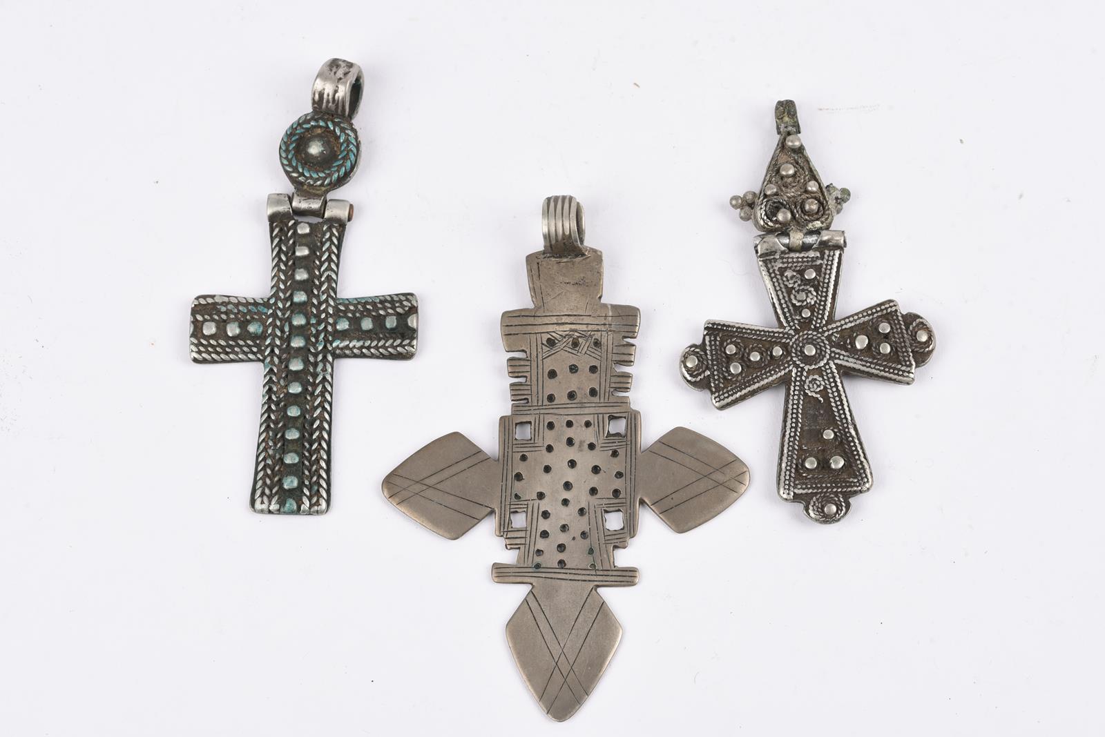Twenty nine Ethiopian Coptic cross pendants silver coloured metal, one brass, twelve hinged with one - Image 20 of 28