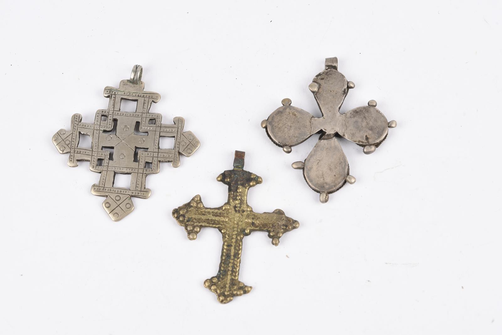 Twenty nine Ethiopian Coptic cross pendants silver coloured metal, one brass, twelve hinged with one - Image 27 of 28