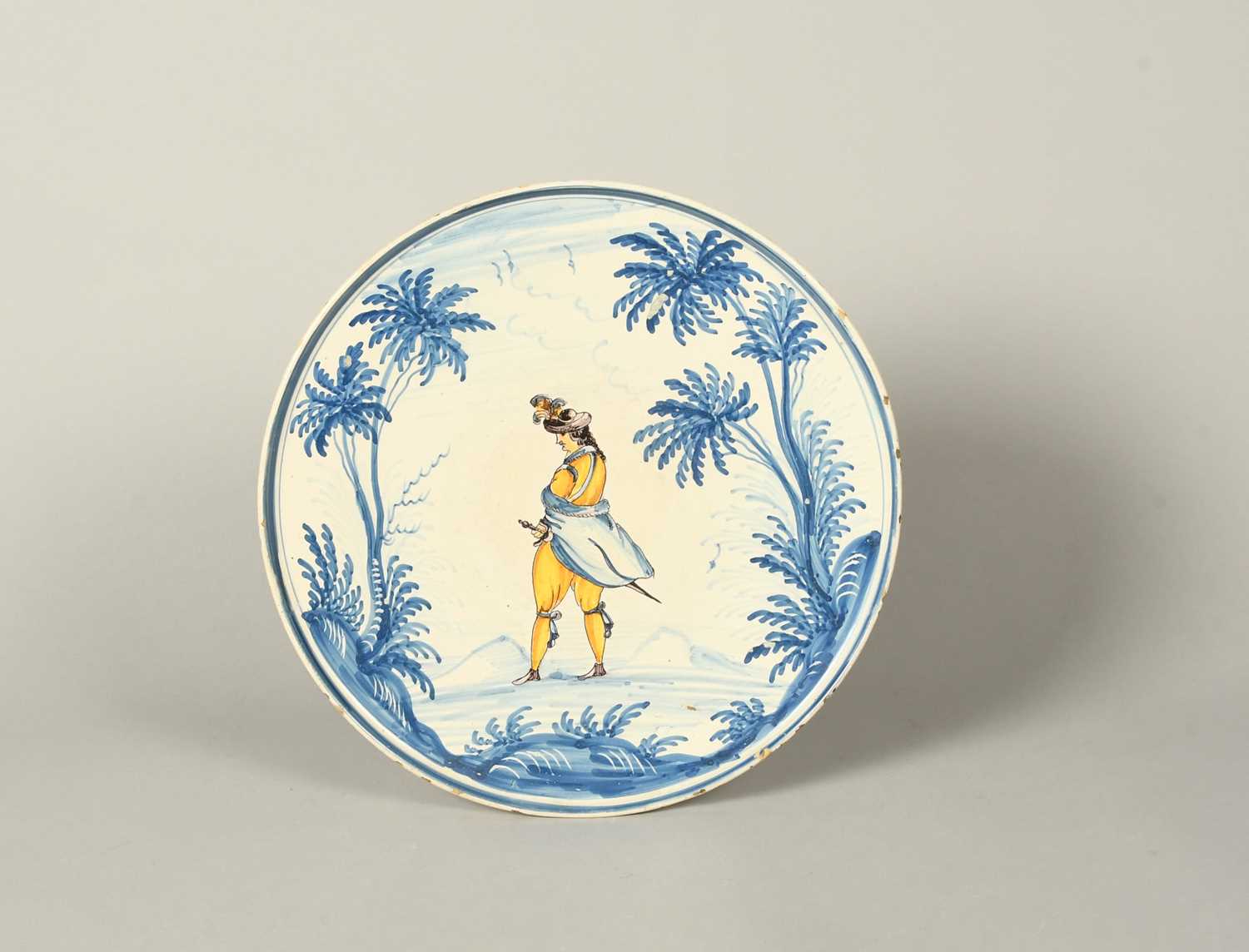 A large Italian maiolica tazza, 2nd half 18th century, the circular form painted in blue, ochre