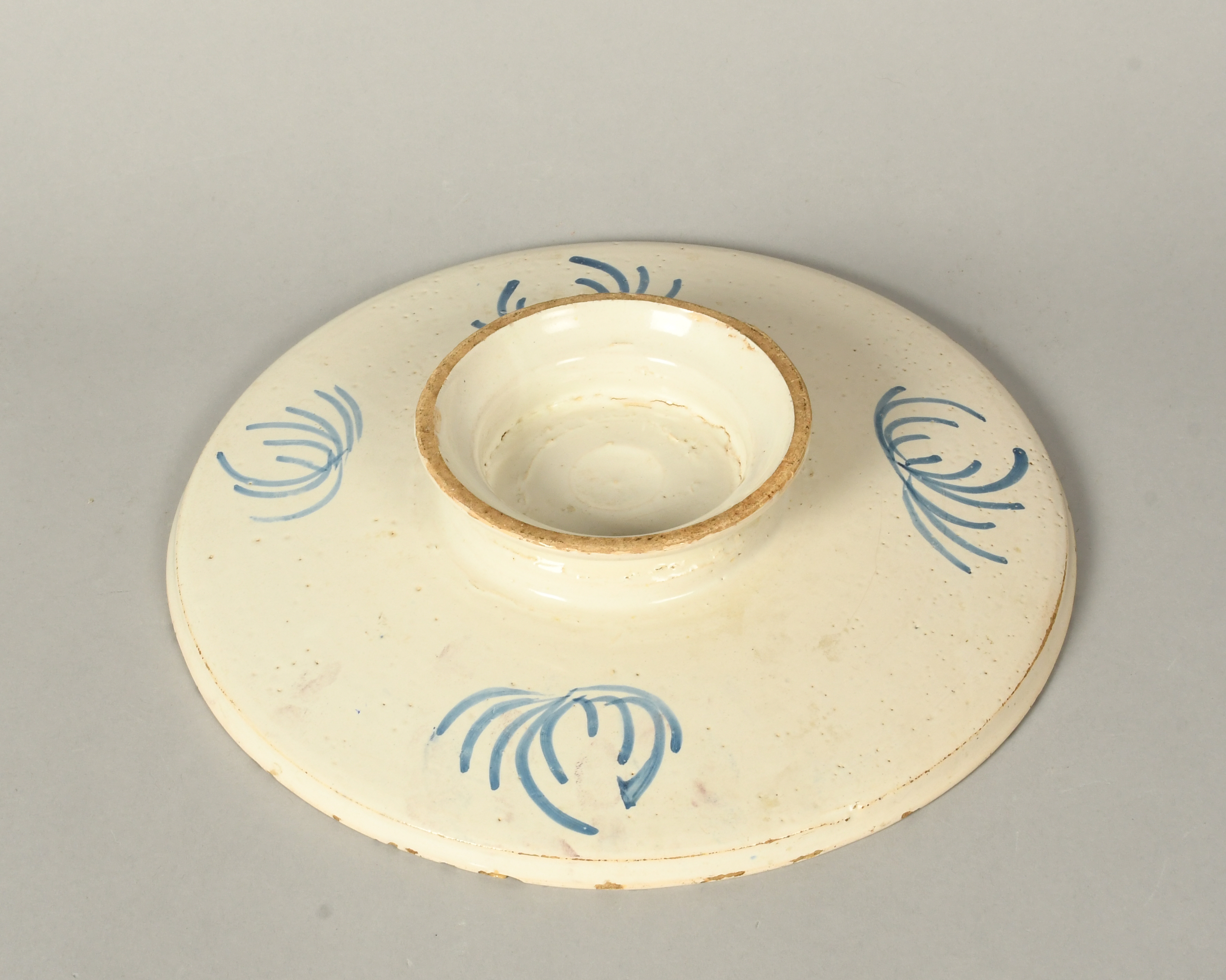 A large Italian maiolica tazza, 2nd half 18th century, the circular form painted in blue, ochre - Image 3 of 3