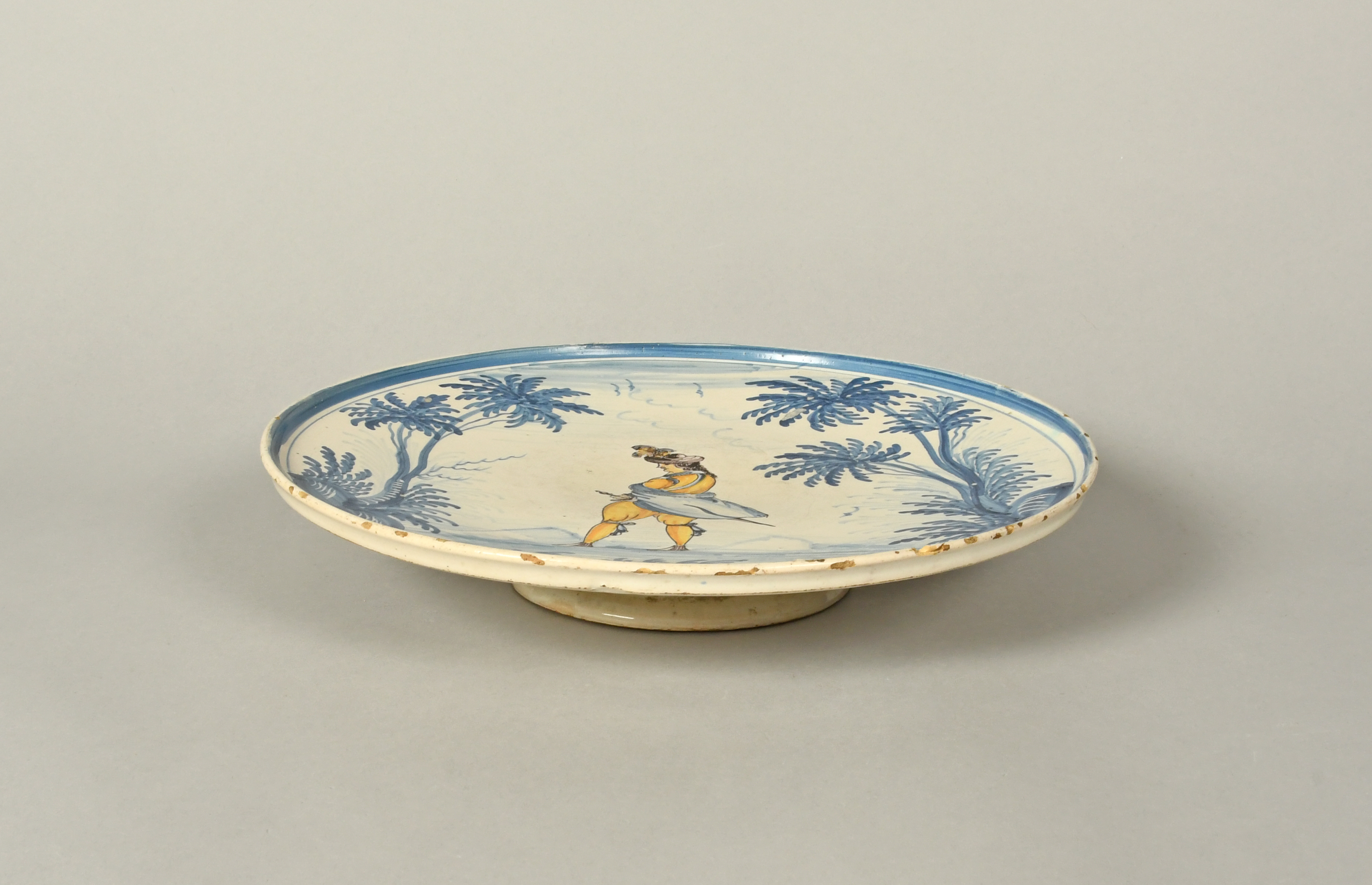 A large Italian maiolica tazza, 2nd half 18th century, the circular form painted in blue, ochre - Image 2 of 3