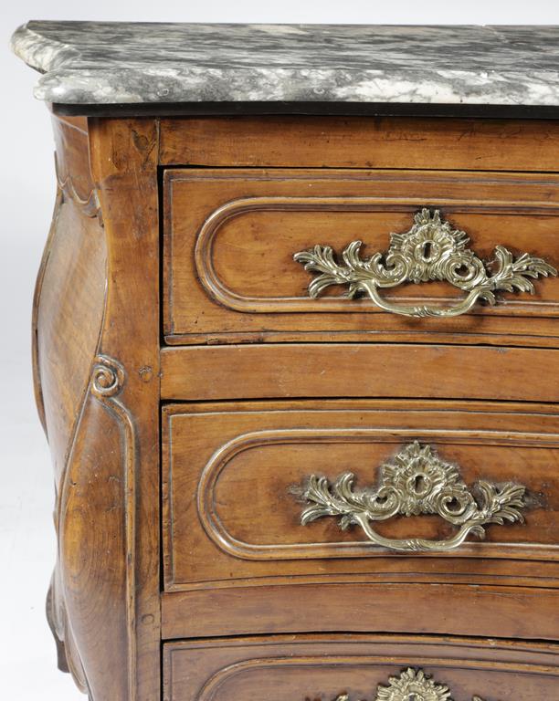 A FRENCH LOUIS XV CHERRYWOOD SERPENTINE BOMBE COMMODE C.1760-70 the grey and pink mottled marble top - Image 3 of 3
