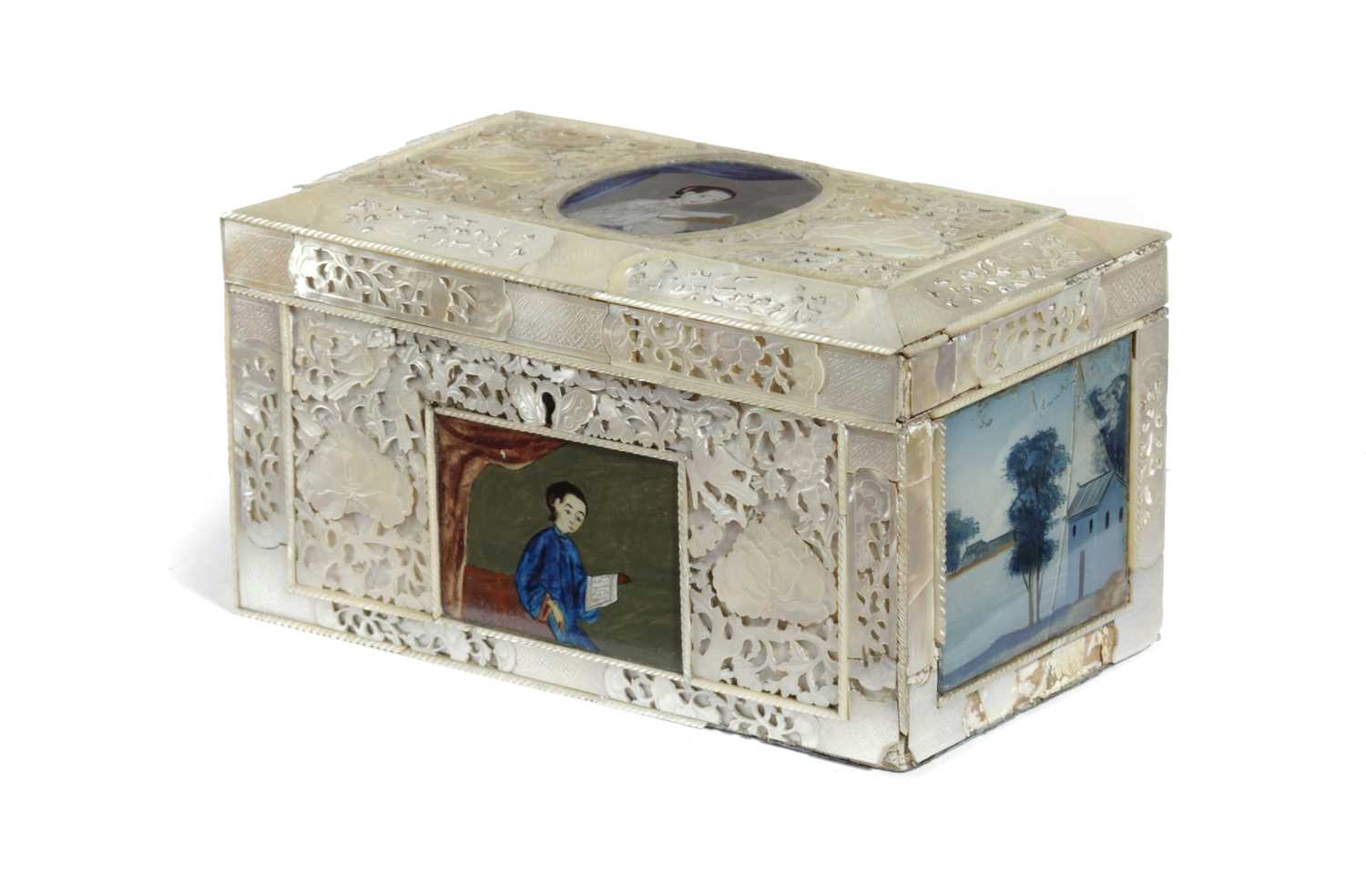 A CHINESE EXPORT MOTHER OF PEARL TEA CADDY LATE 18TH / EARLY 19TH CENTURY the cover and sides with