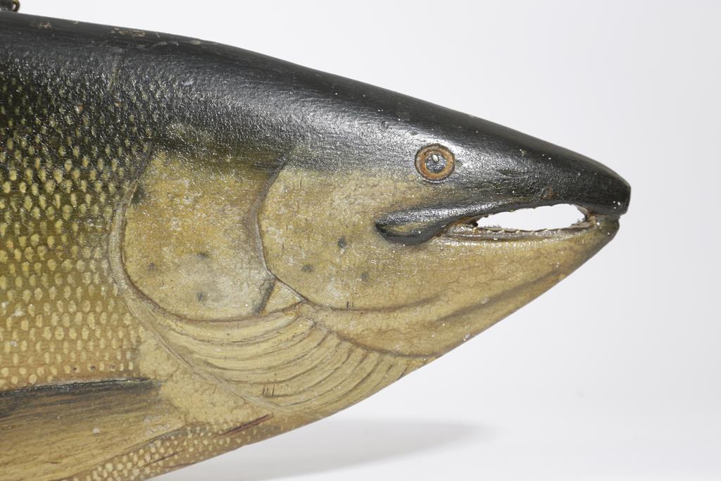 A NAIVE CARVED AND PAINTED WOOD HALF-BLOCK FISHING TROPHY MODEL OF A SALMON IN FOCHABER'S STYLE, C. - Image 2 of 2