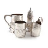 A mixed lot of silver items,comprising: a modern silver tankard, by Wilson & Gill, London 1953, with