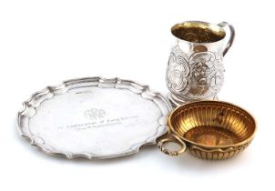 A mixed lot of silver items,comprising: a waiter by John Turnton & Co, Sheffield 1971, shaped
