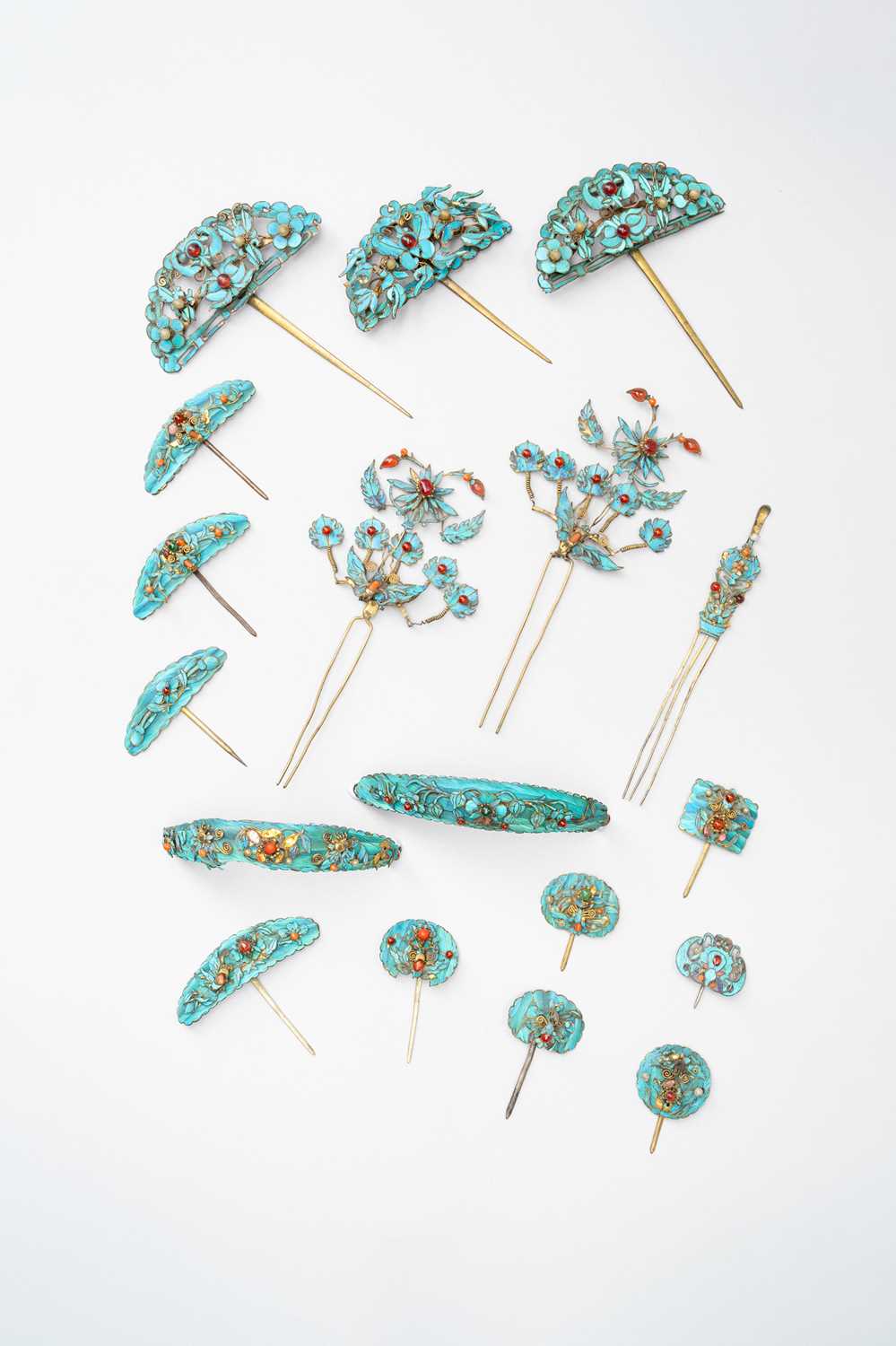 EIGHTEEN CHINESE KINGFISHER FEATHER HAIRPINS AND ORNAMENTSQING DYNASTYVariously decorated with