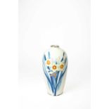 A LARGE CLOISONNE ENAMEL VASE WITH NARCISSUS BY ANDO JUBEI (1876-1953) MEIJI OR TAISHO, 20TH CENTURY
