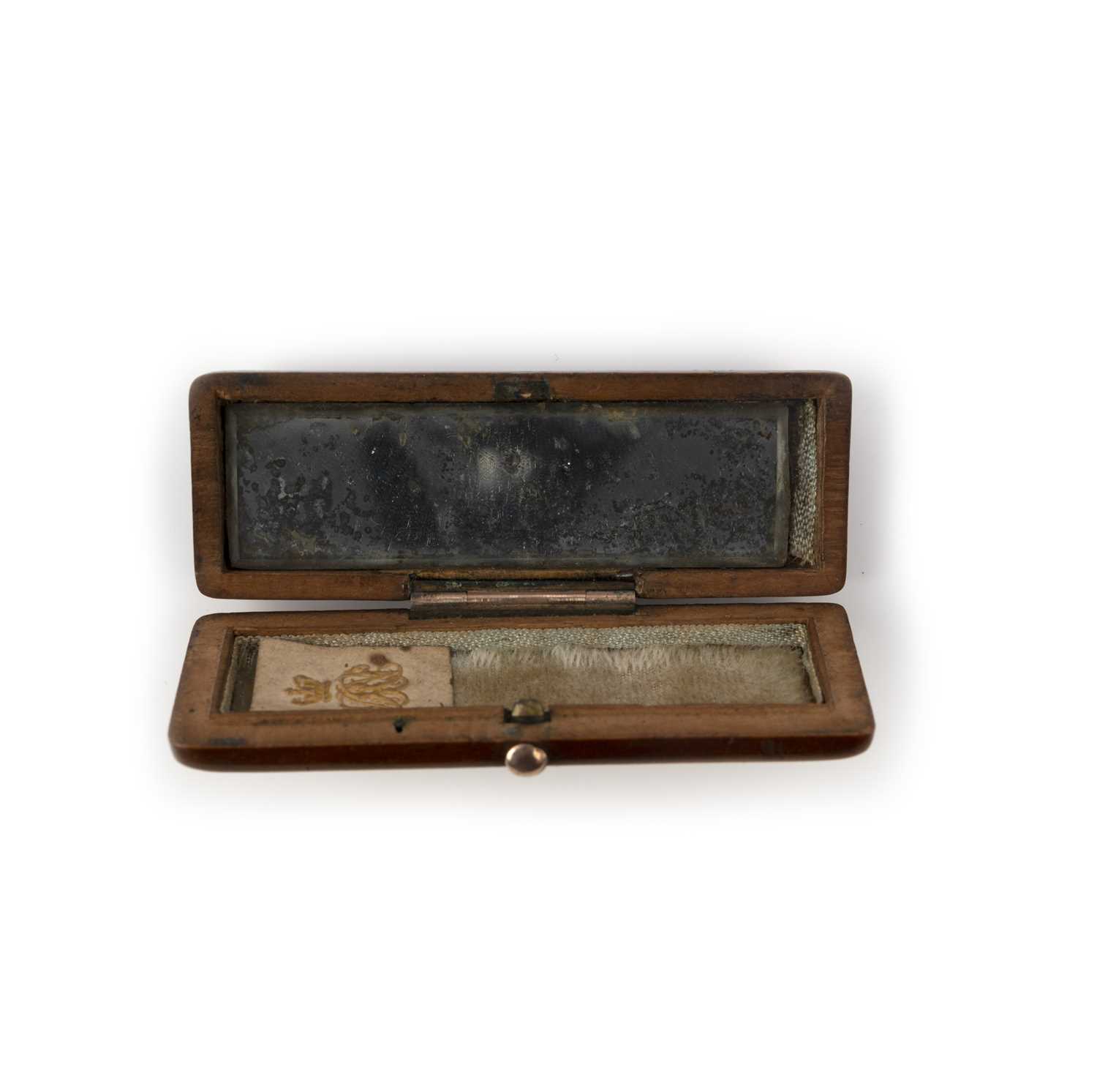 A collection of jewels, including a mourning brooch and a patch box, 19th century, comprising: a - Image 5 of 8