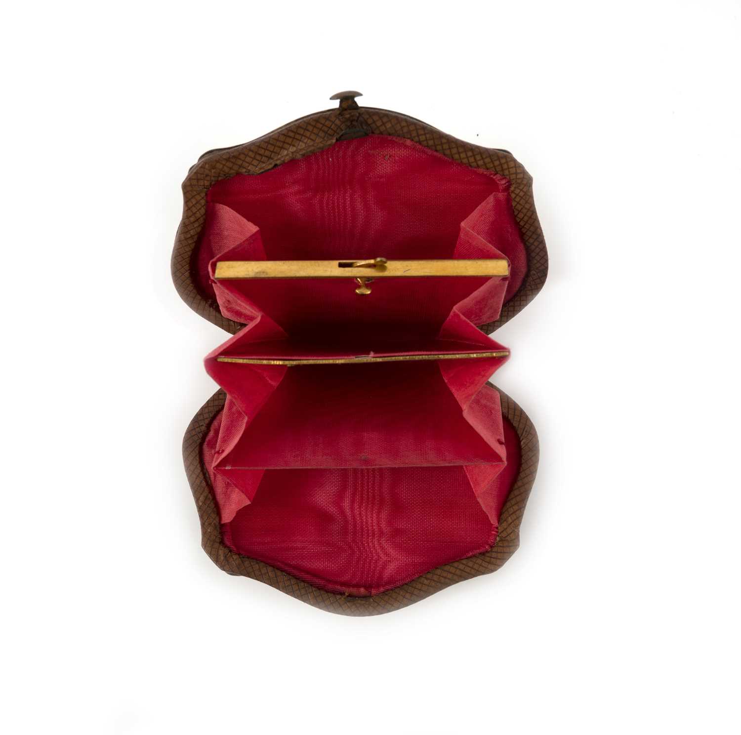 A collection of vertu, late 19th/early 20th century, comprising: a purse, mounted in parcel gilt - Image 4 of 6