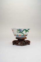 A CHINESE WUCAI 'DRAGON' BOWL SIX CHARACTER KANGXI MARK AND OF THE PERIOD 1622-1722 The exterior