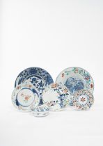 A COLLECTION OF SIX JAPANESE PORCELAIN PIECES EDO PERIOD, 17TH AND 18TH CENTURY Comprising: a blue