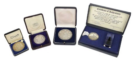 Four cased silver commemorative medals: Sir Christopher Wren, 250th anniversary, 64mm, Wren's bust