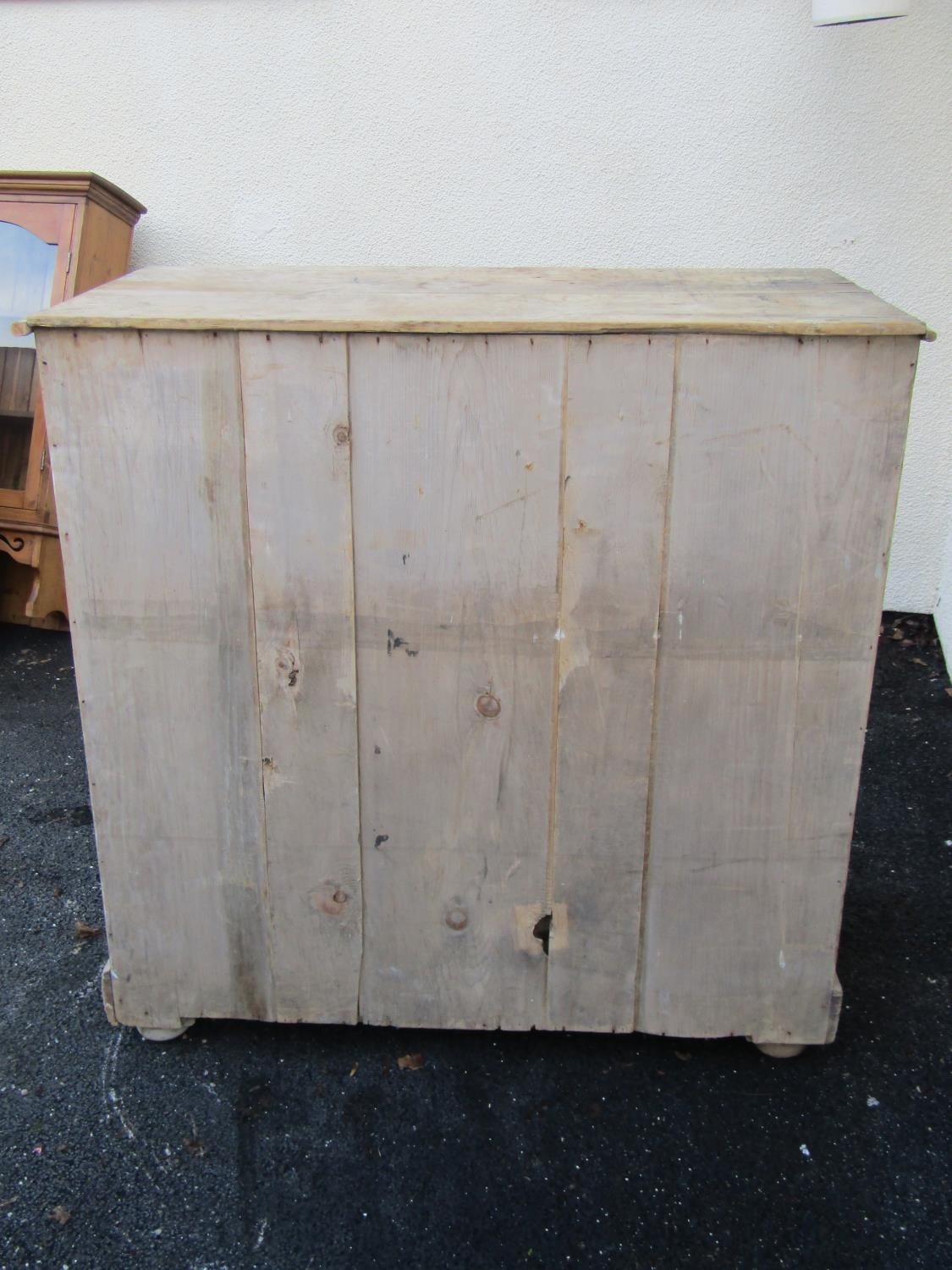 A stripped pine chest of three long and two short drawers on a plinth base 106 cm wide - Bild 3 aus 3