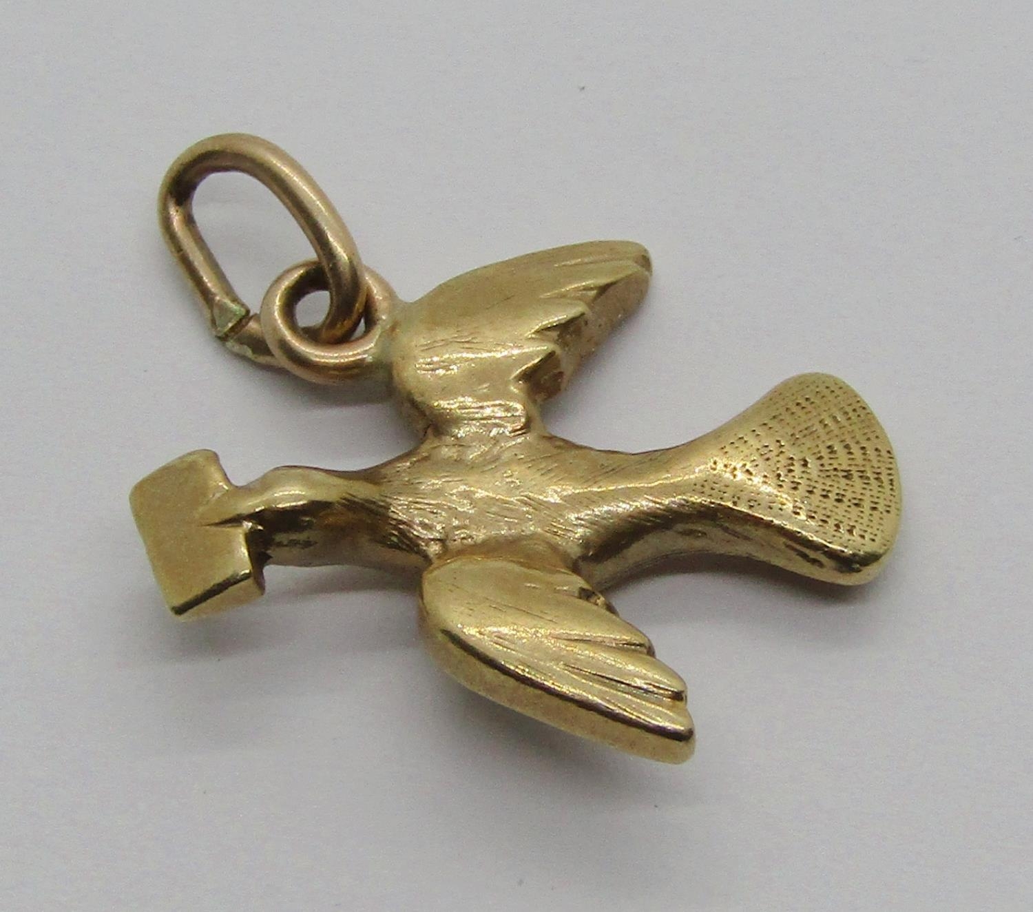 9ct charm in the form of a dove carrying a letter, 3.6g