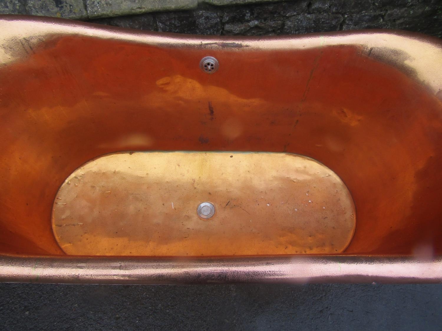 A copper roll top bath tub with centralised plug hole and fitting, approx 170 cm long x 73 cm high - Bild 2 aus 4