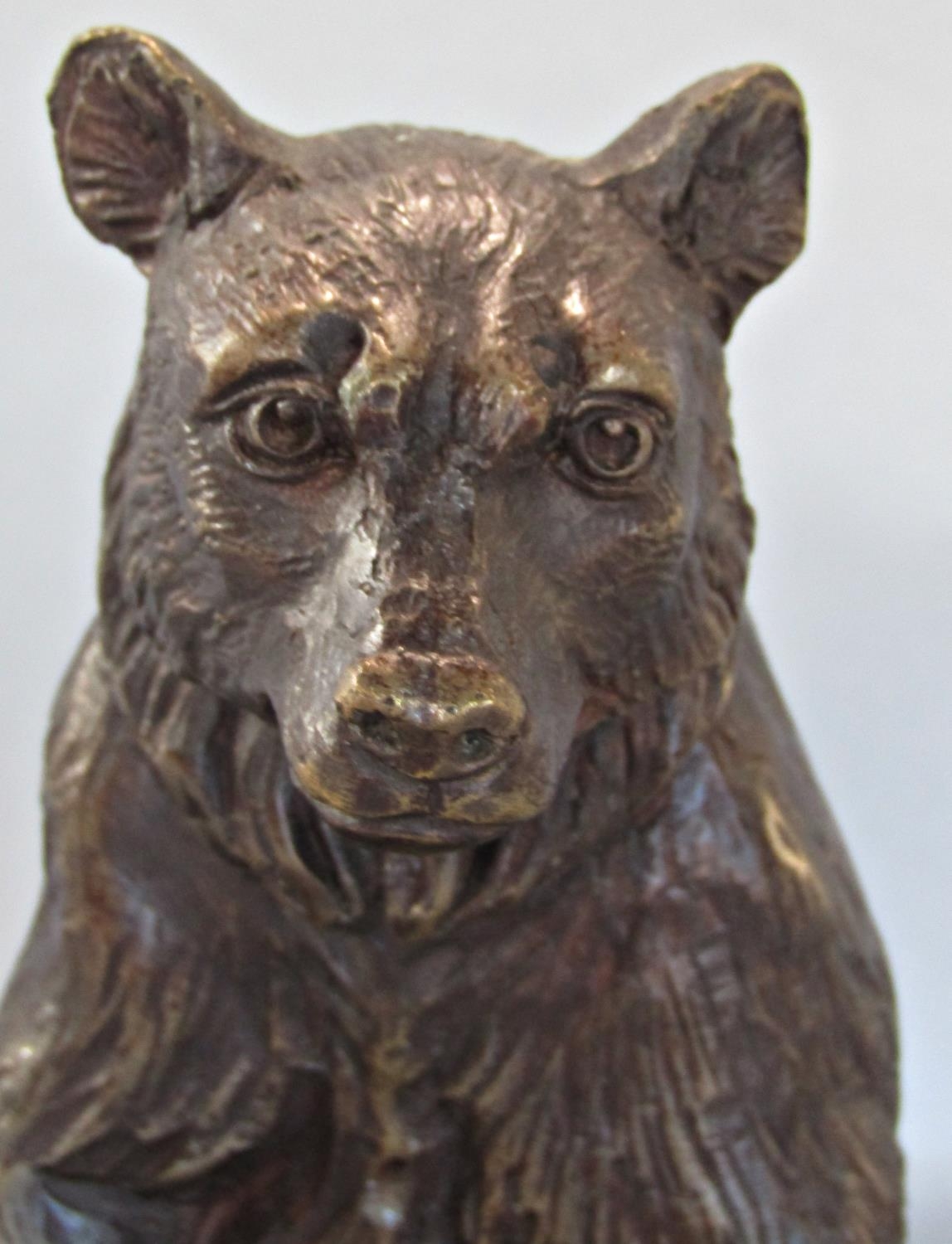 A pen stand, the marble base surmounted by a bronzed figure of a bear - Image 3 of 3