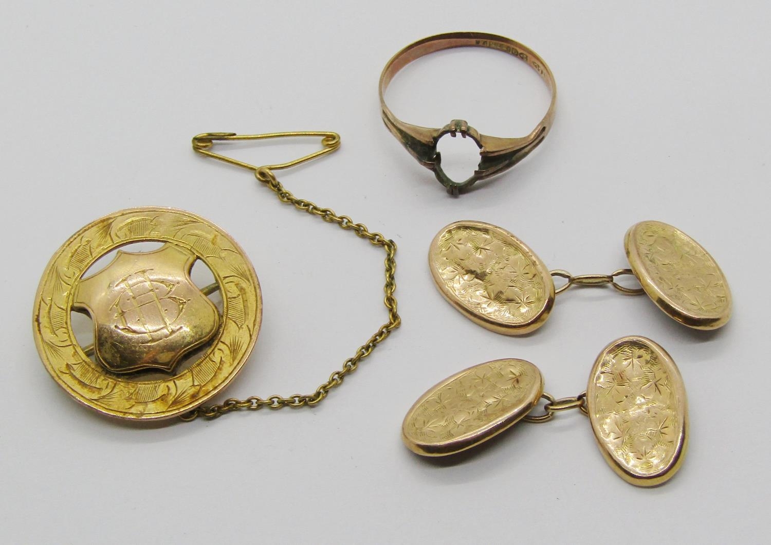 Group of 9ct jewellery comprising a 1920s medal badge, a pair of cufflinks and a ring, 9.3g total (