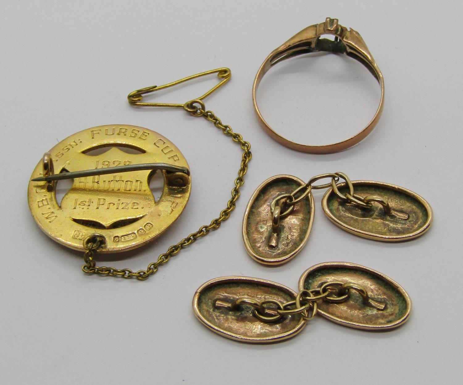Group of 9ct jewellery comprising a 1920s medal badge, a pair of cufflinks and a ring, 9.3g total ( - Image 2 of 3