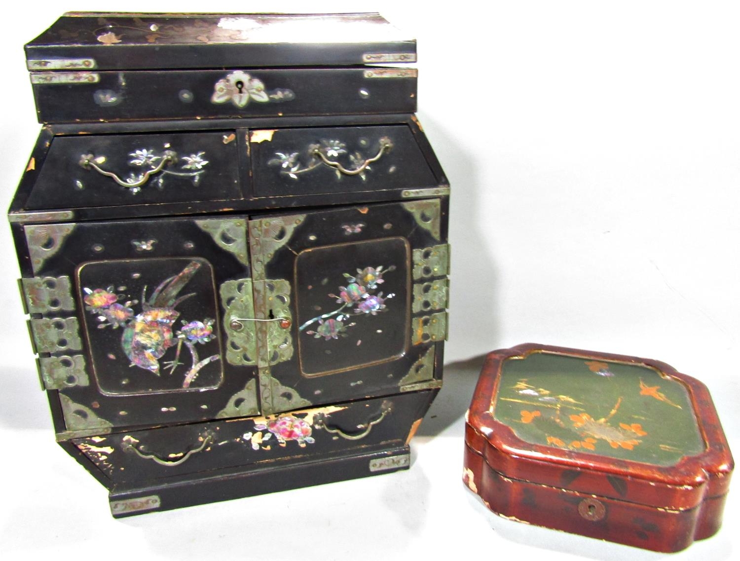 An 18th century oak bible box with steel lock plate with carved detail, a Japanese lacquered box - Image 5 of 5