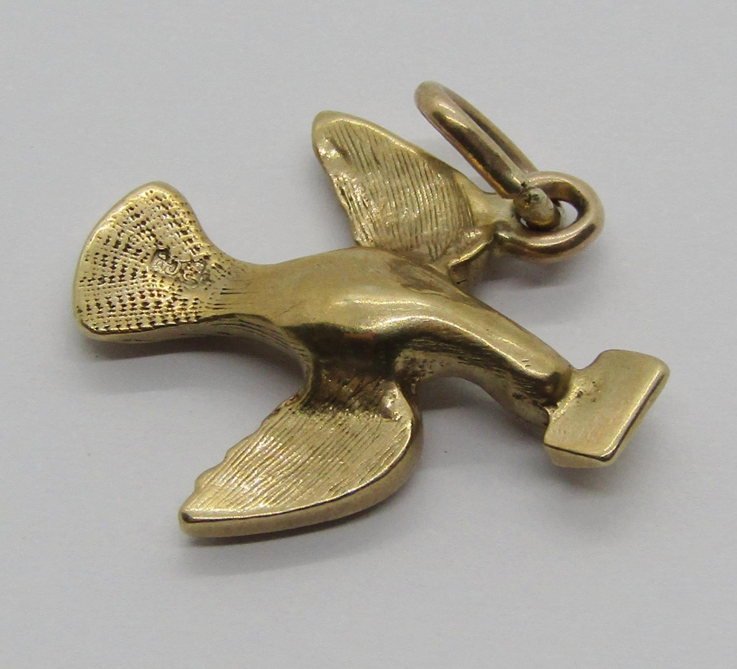 9ct charm in the form of a dove carrying a letter, 3.6g - Image 2 of 2