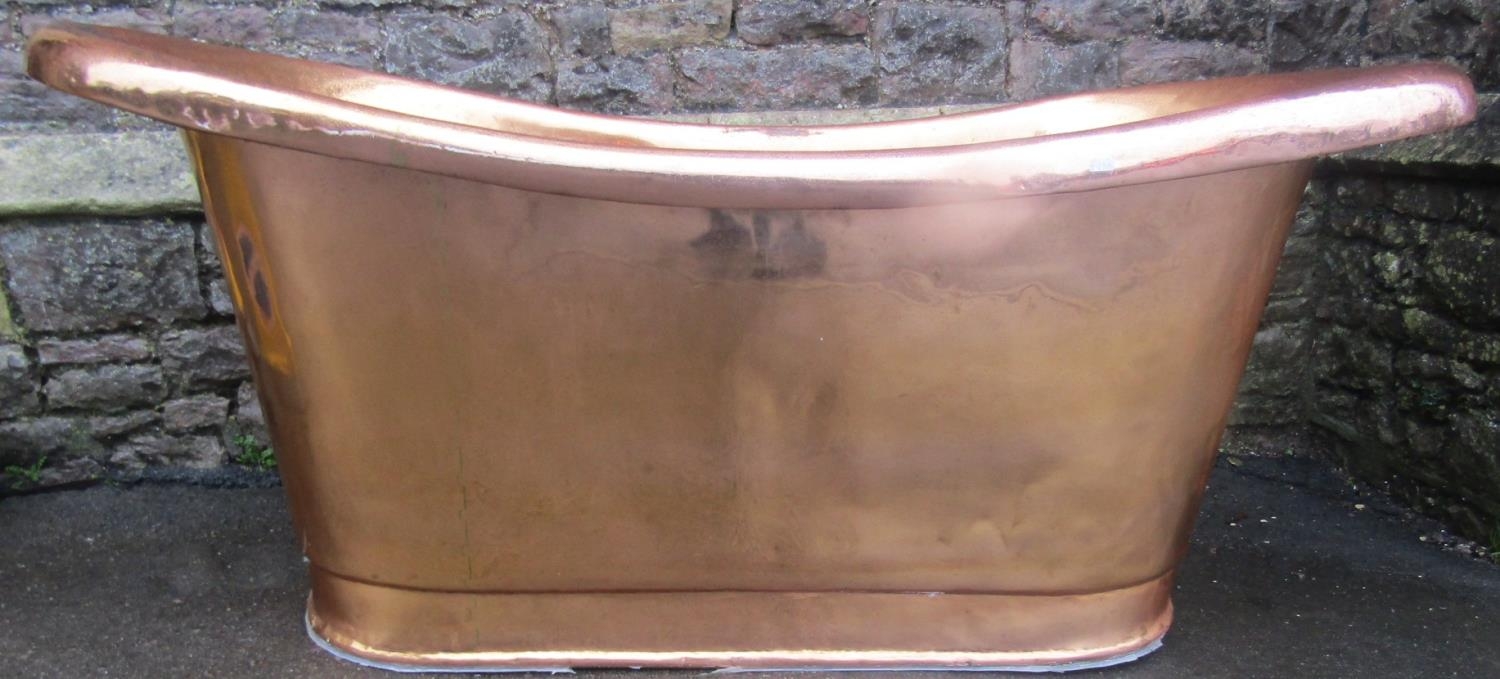 A copper roll top bath tub with centralised plug hole and fitting, approx 170 cm long x 73 cm high - Bild 3 aus 4