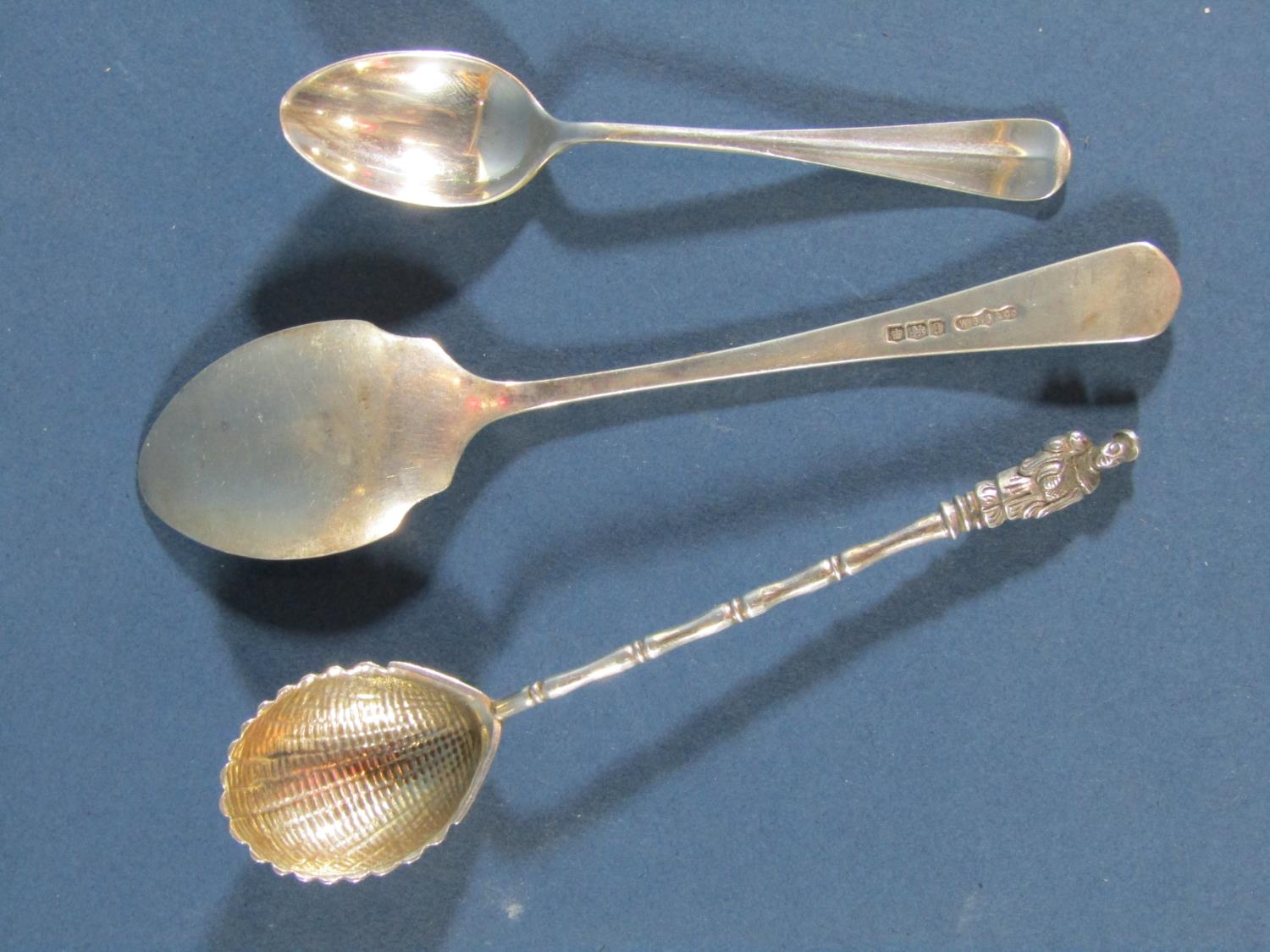 A small selection of various teaspoons, two sugar tongs, a cigarette case, and a vesta , 6.9oz - Image 2 of 4