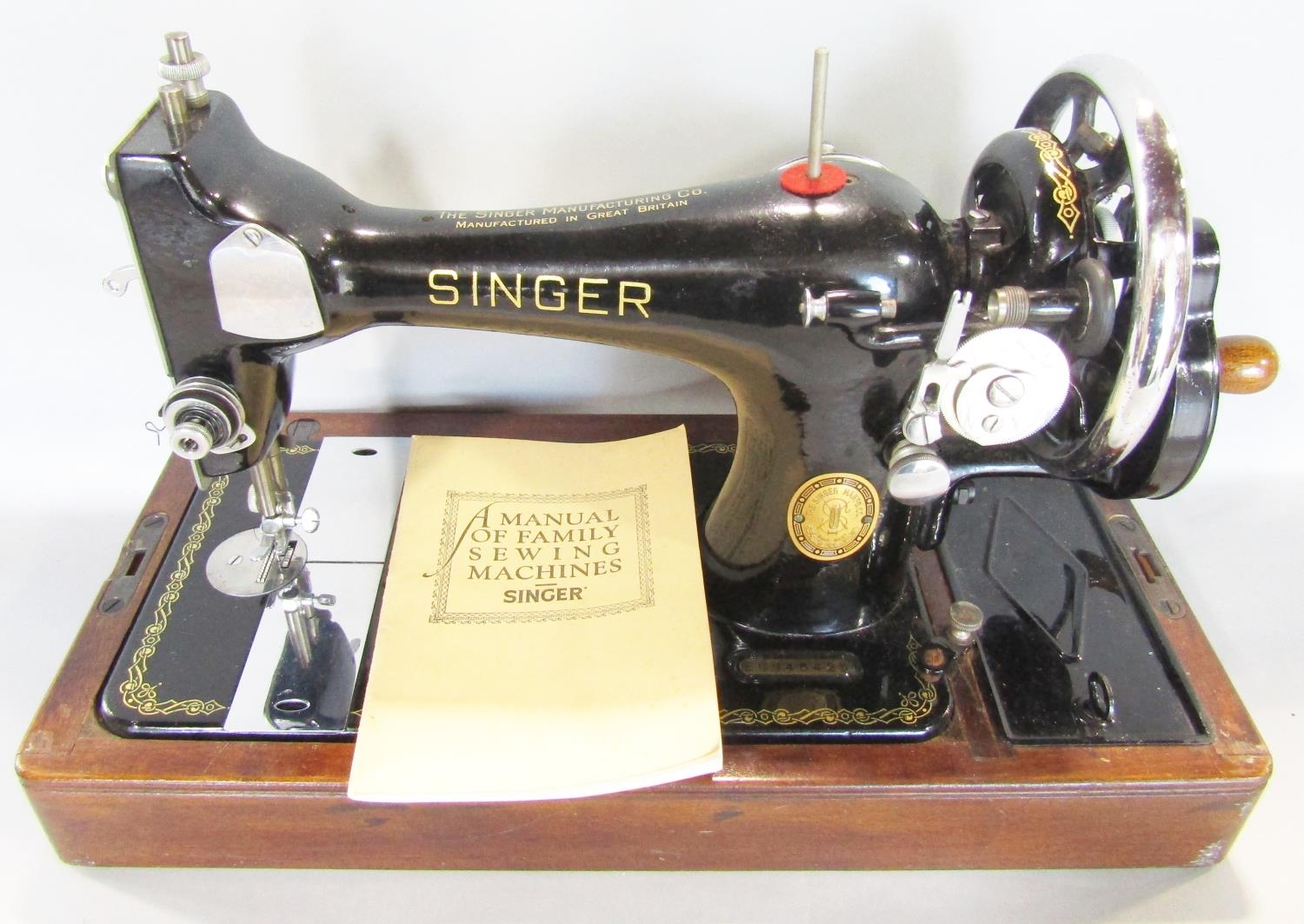 A vintage Singer sewing machine in a domed travelling case - Image 2 of 5