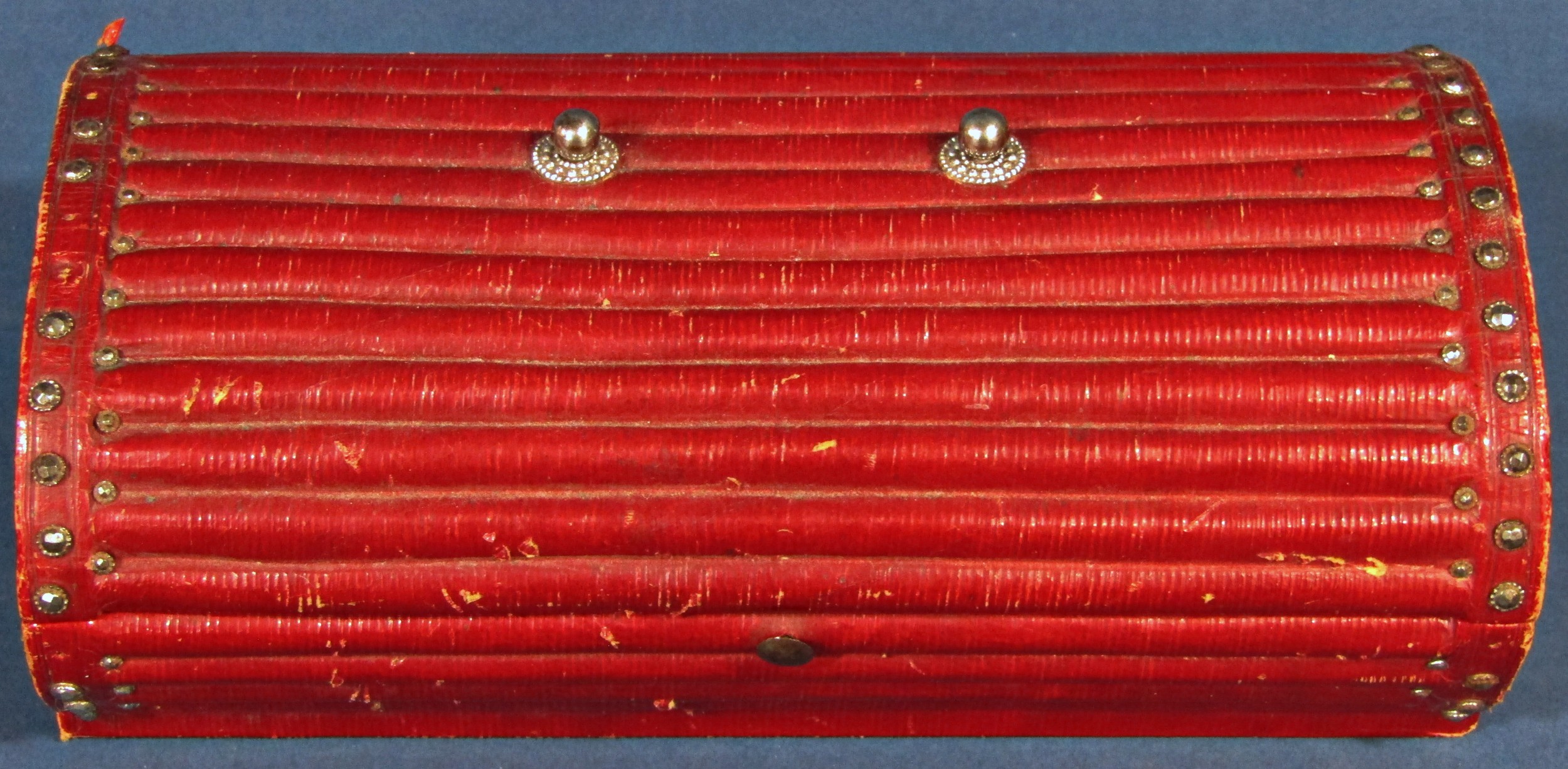 A mid 19th French sewing box the oval casing in red leather with ribbed detail and steel work - Bild 3 aus 3