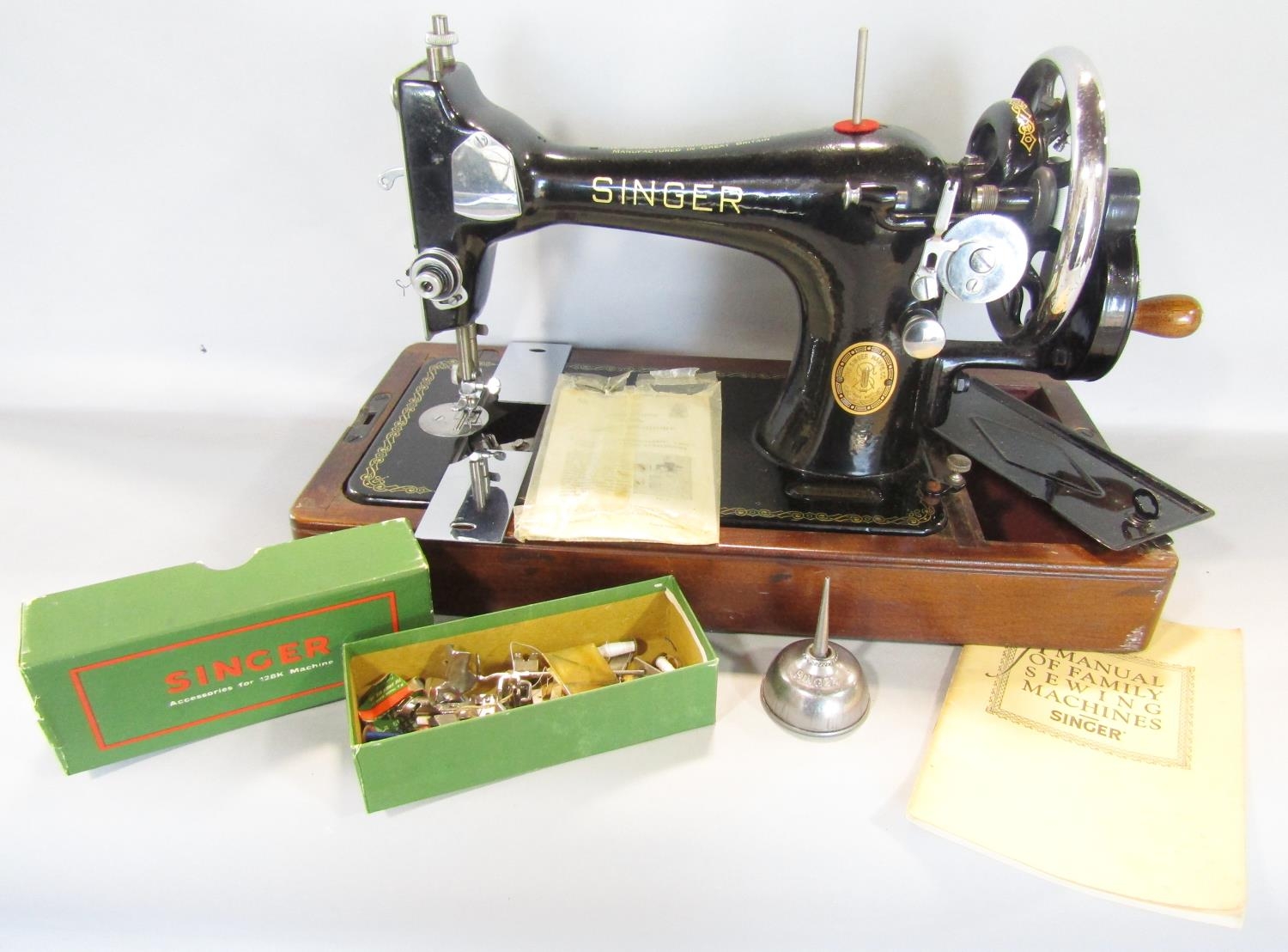 A vintage Singer sewing machine in a domed travelling case - Image 3 of 5