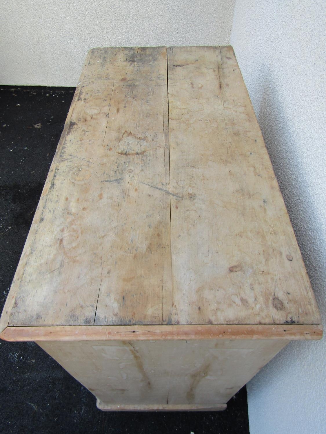 A stripped pine chest of three long and two short drawers on a plinth base 106 cm wide - Bild 2 aus 3