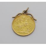 Sovereign dated 1915, with soldered 9ct mount, 8.8g