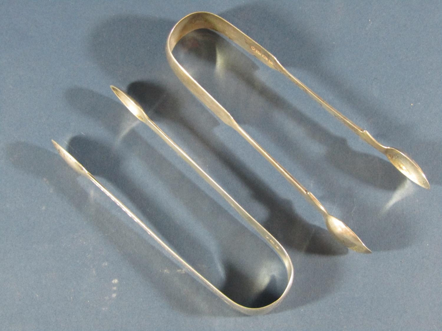 A small selection of various teaspoons, two sugar tongs, a cigarette case, and a vesta , 6.9oz - Image 4 of 4