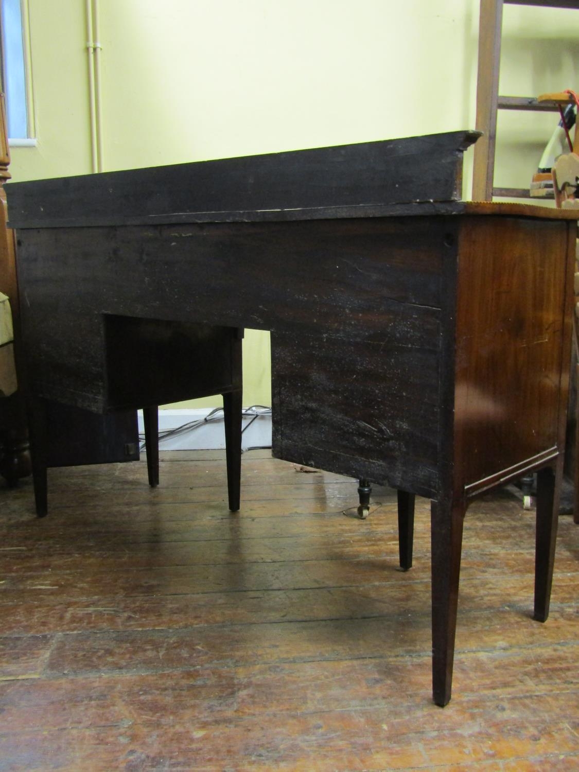 An inlaid Edwardian mahogany sideboard in the Georgian style, with serpentine outline, chequered - Image 3 of 3