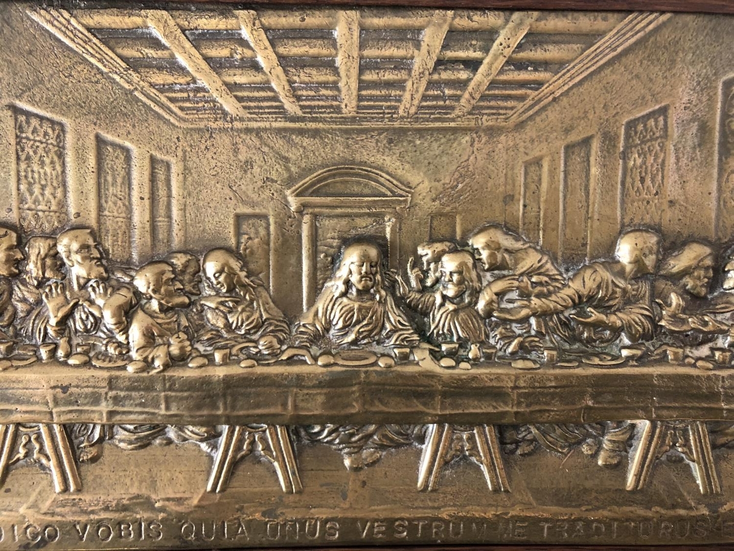 Cast brass metal relief plaque depicting The Last Supper, 27 x 41 cm including oak frame - Image 2 of 3