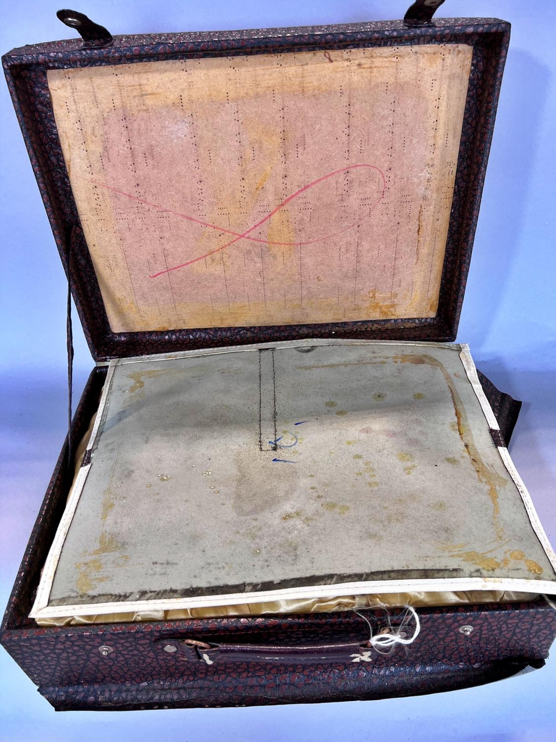 A Chinese clay tea service set in a briefcase, and a Chinese silk liners storage box. - Image 5 of 6