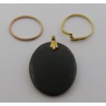 Group of yellow metal jewellery comprising an oval bloodstone pendant and two rings (3)