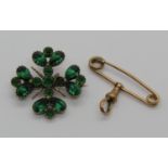 9ct fob watch brooch / pin, 2.4g and a 19th century green paste quatrefoil brooch, 5.8g (af)