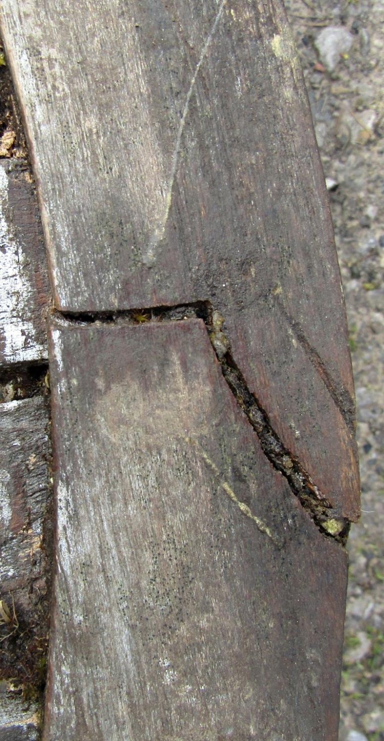 A pair of weathered teak banana shaped garden benches (af) 158 cm wide - Image 3 of 8