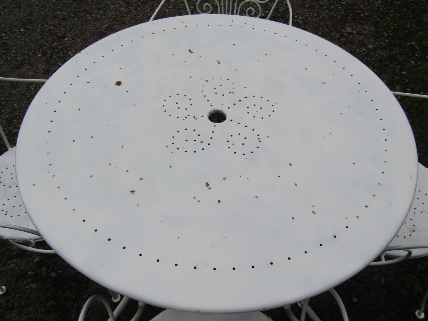 A cream painted metal garden terrace suite comprising circular topped table, 95 cm diameter and a - Image 2 of 2