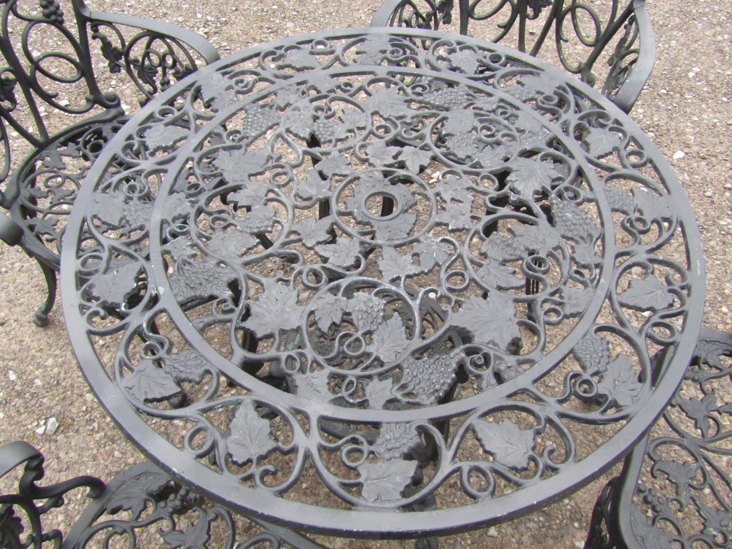 A good quality heavy gauge cast alloy garden terrace suite comprising circular top table, 89 cm in - Image 2 of 3