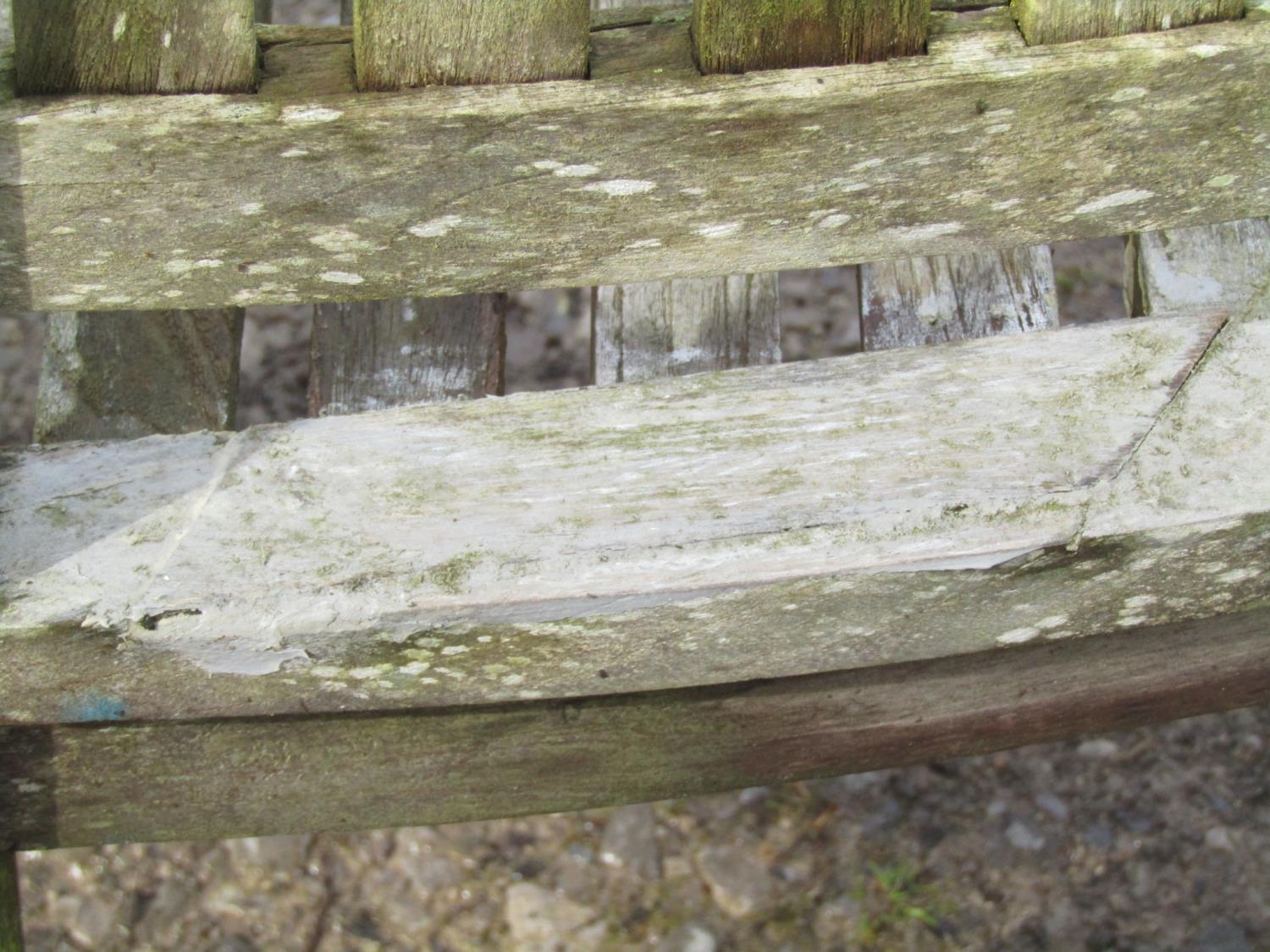 A pair of weathered teak banana shaped garden benches (af) 158 cm wide - Image 8 of 8