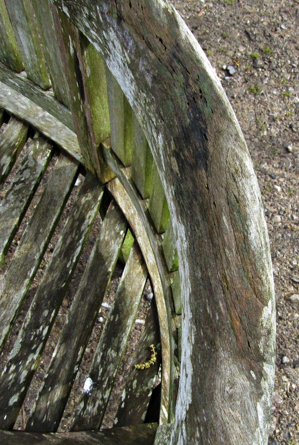 A pair of weathered teak banana shaped garden benches (af) 158 cm wide - Image 7 of 8